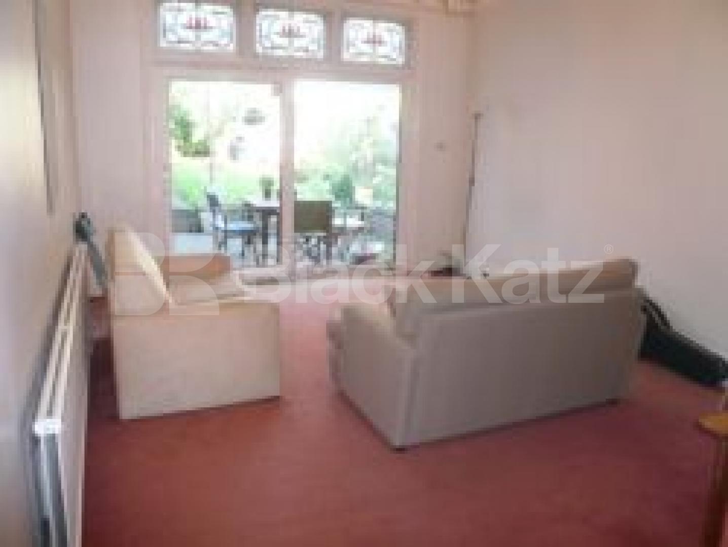 			VERY BIG HOUSE!!!, 4 Bedroom, 1 bath, 1 reception Flat			 Cecil Road, MUSWELL HILL N10